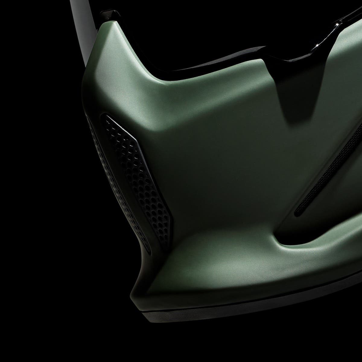 AT4.0 CARBON Commander